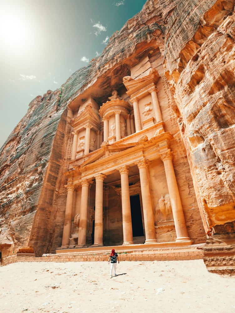 Al-Khazneh(ペトラの宝物殿)――シーク渓谷の終点、バラ色の砂岩の断崖に刻まれた高さ37メートルのヘレニズム様式のファサード。ユネスコ世界遺産登録(1985年)、新・世界七不思議選出(2007年)。